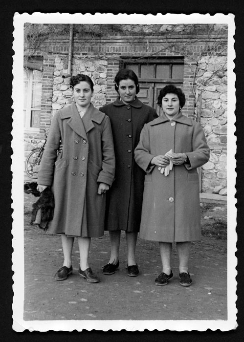 Ana Mari González y dos amigas posando en la calle en Barrillos de Curueño