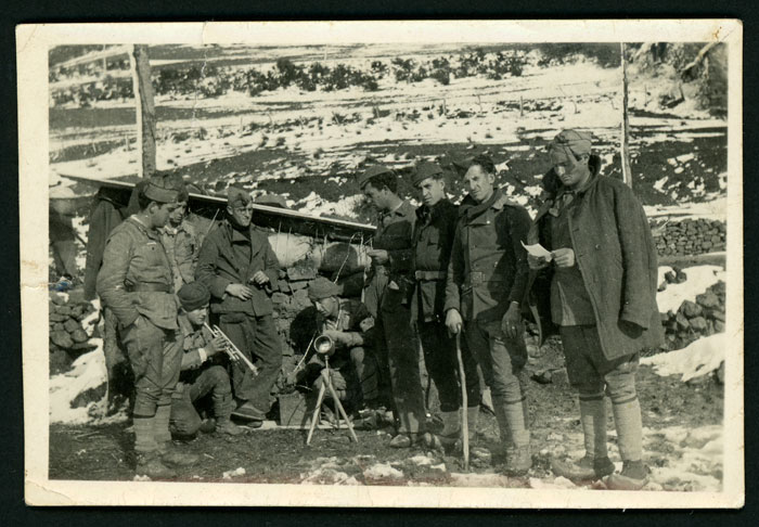 Teófilo Robles junto a otros soldados en Llanos de Alba durante la guerra