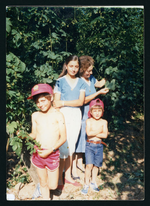 Ana Mari González con tres de sus hijos buscando pulgón en las plantas de lúpulo de Cerezales del Condado