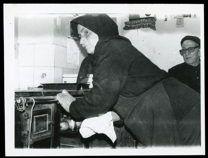 Antonia Mirantes asando manzanas en la casa familiar de Cerezales del Condado