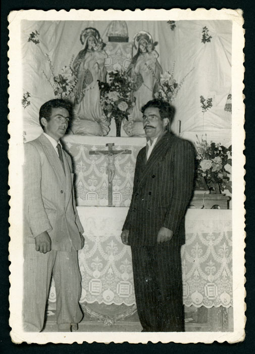 Antonio González y Cesáreo González en la ermita de las Villasfrias en Villanueva del Condado