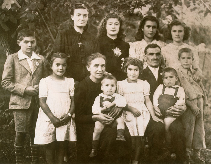 Retrato de Clemente Castro y Paz Arroyo con sus hijos en la huerta de la casa familiar de Barrillos de Curueño
