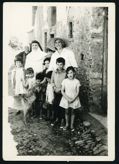 Ludi y Angelina Viejo con varios niños y niñas en Devesa de Curueño