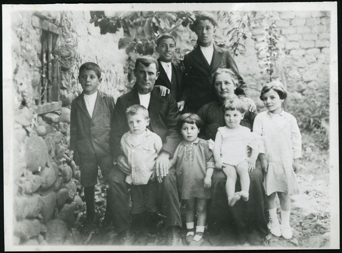 La familia de Ireneo Gago y María en la casa familiar en Devesa de Curueño