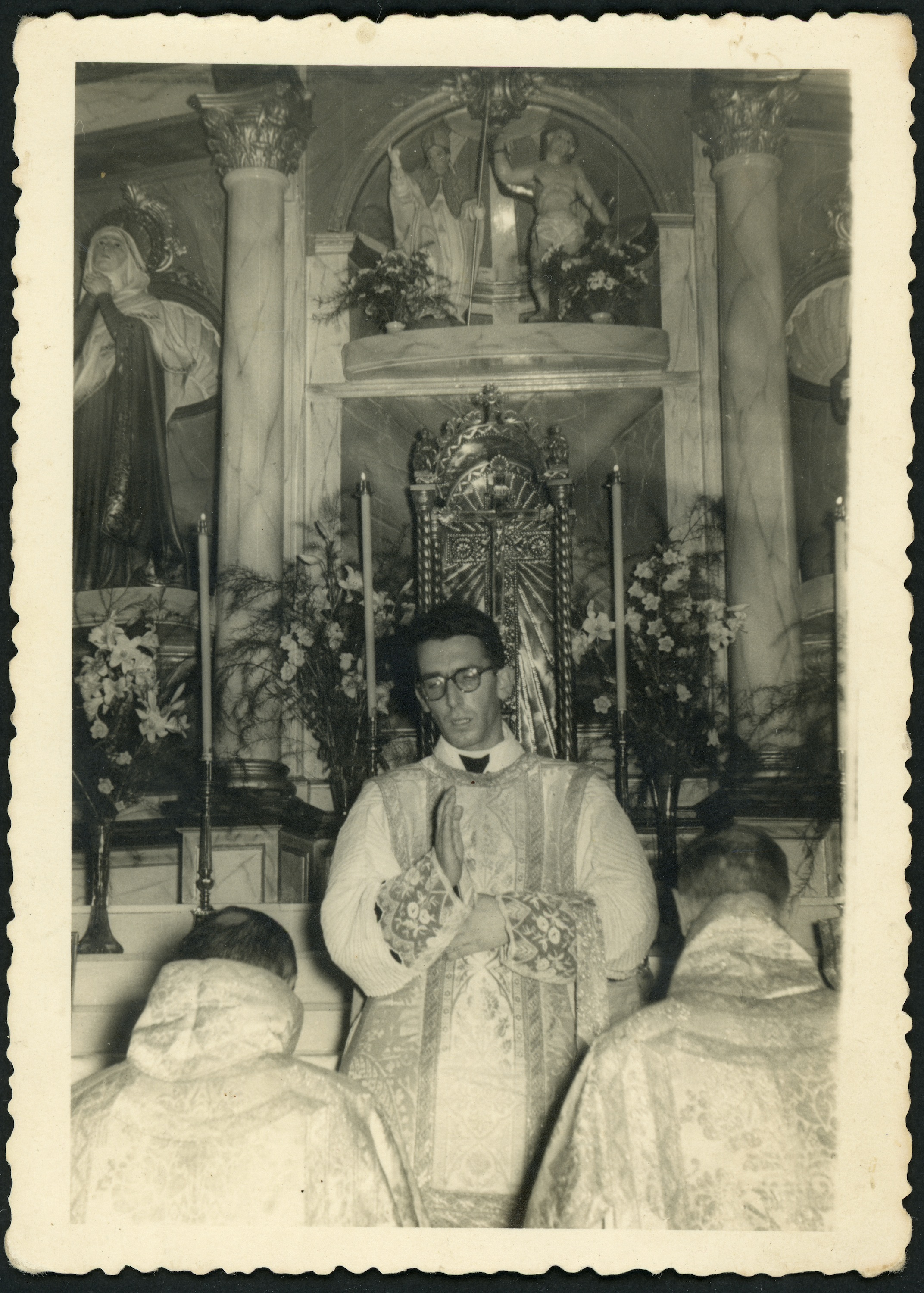 El padre Hilarino durante su cantamisas en la iglesia de Ambasaguas de Curueño