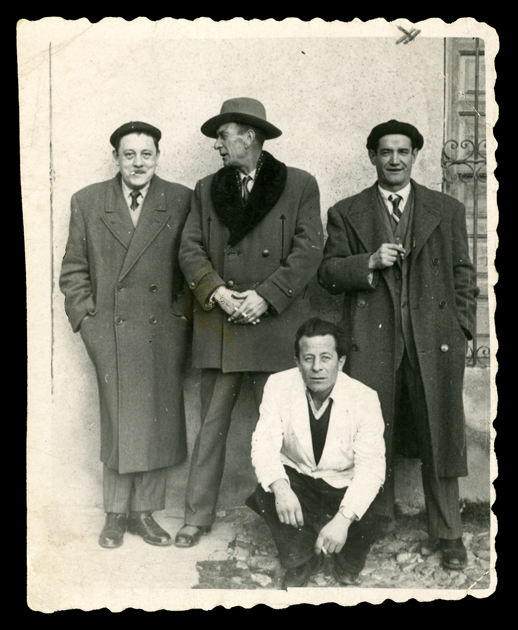 Cuatro hombres posando en una calle de Peñaranda de Bracamonte
